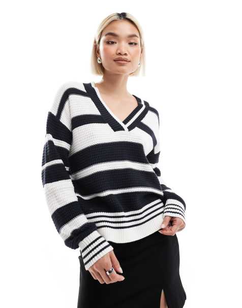 French Connection - Maglione stile college bianco a righe blu navy con scollo a V - view 1