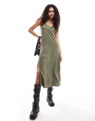 French Connection - Midi-Trägerkleid aus Satin in Khaki-Grün