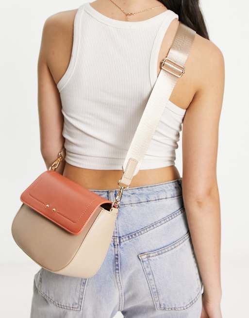 French Connection - Orange kontrastfarvet halvmåneformet crossbody-taske