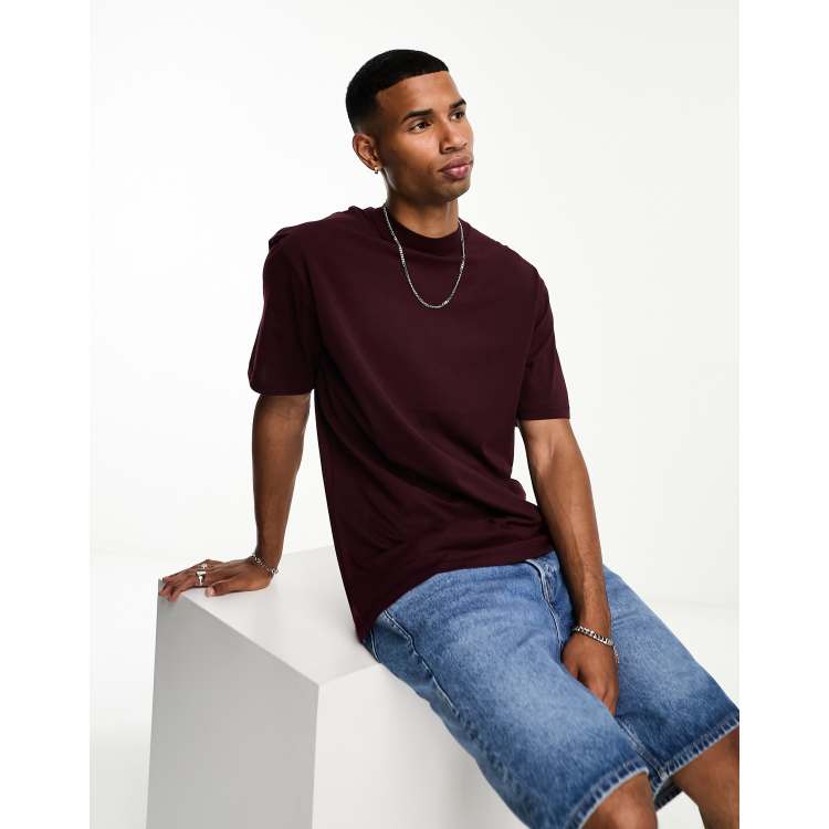 maroon t shirt with jeans