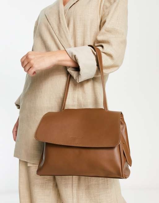French Connection – Schultertasche in Hellbraun mit Umschlagklappe