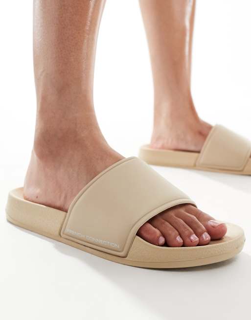 French Connection – Slider in Taupe mit Logo