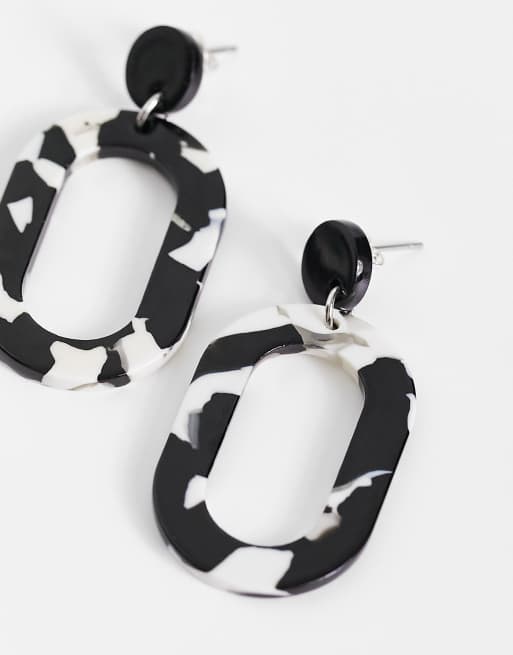French Connection - Sorte og hvide statement-øreringe i resin, 3 af 4