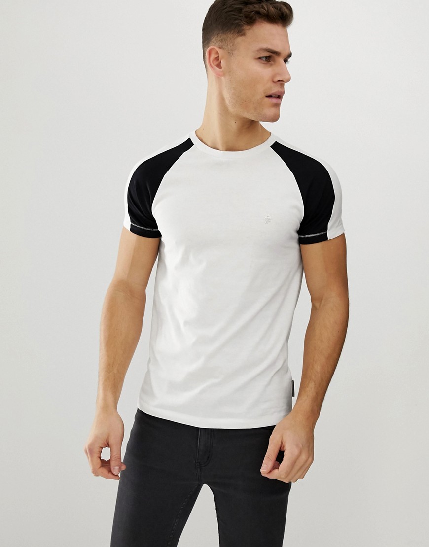 French Connection - T-shirt attillata a righe con maniche raglan-Bianco