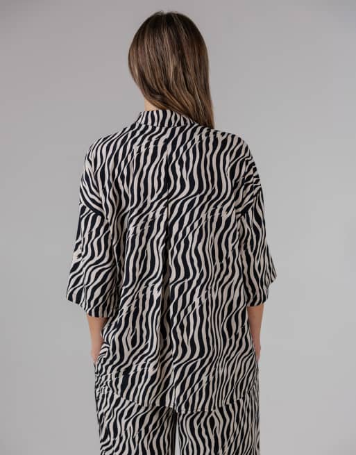 French Connection Tiger print oversized button-up 3/4 length sleeve shirt in black, 2 of 4