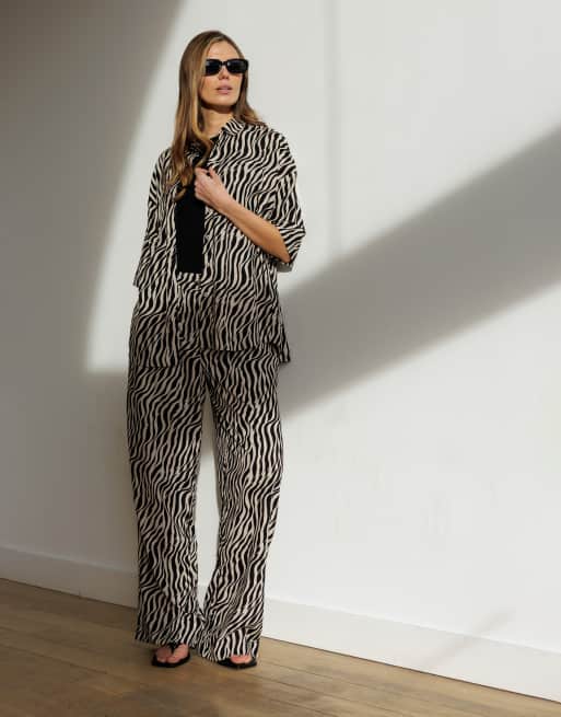 French Connection Tiger print oversized button-up 3/4 length sleeve shirt in black, 3 of 4
