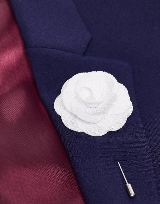 French Connection – Vitt set med bröstnäsduk och kavajnål