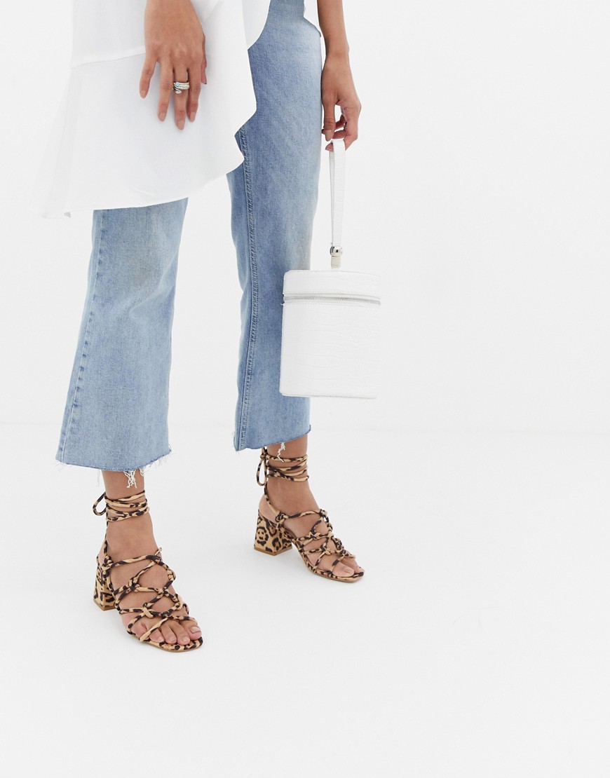 Freya sandaler med høje hæle, knudedetalje og bindebånd i leopardprint fra Public Desire-Multifarvet