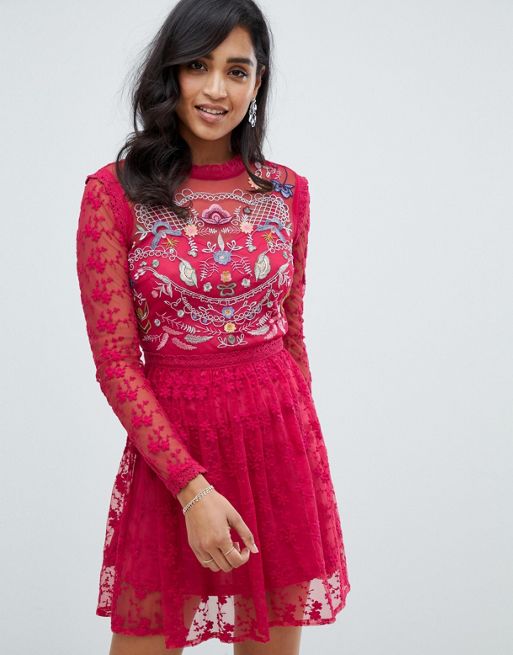 Frock And Frill – Czerwona koronkowa sukienka do kolan z haftowanym wzorem  | ASOS