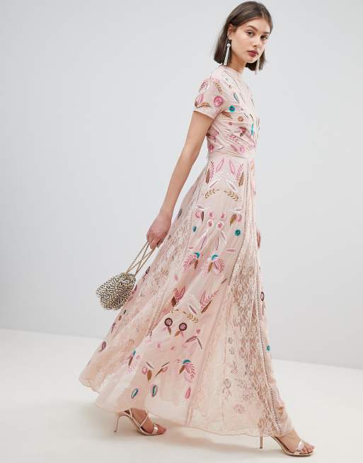 Frock And Frill – Sukienka maxi z wycięciem na plecach i kolorowym, haftowanym wzorem na całej powierzchni