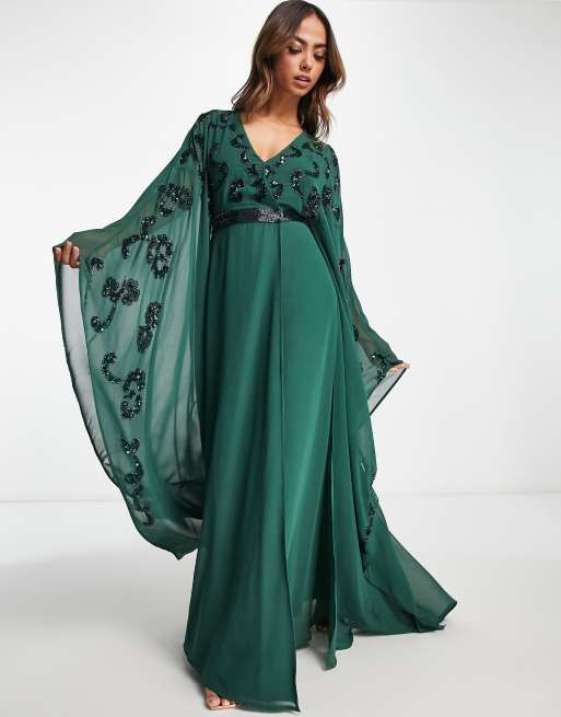 Frock and Frill – Zielona sukienka maxi z głębokim dekoltem i ozdobną peleryną 
