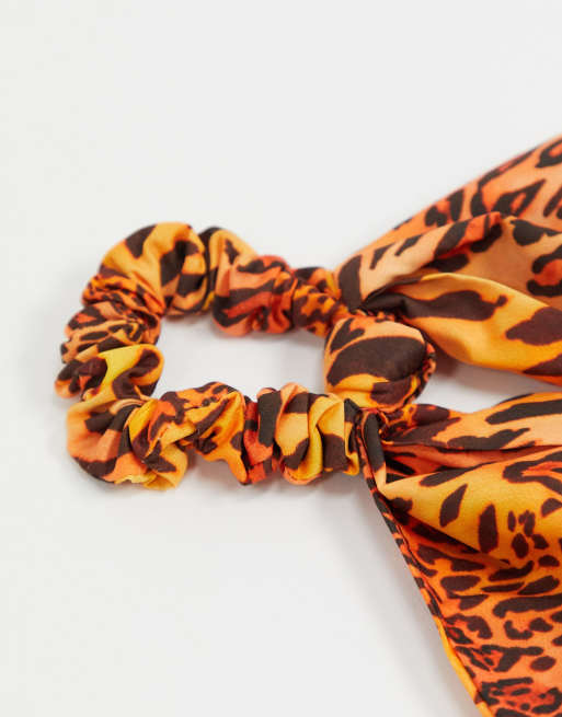 Fular para el cabello con estampado animal de ASOS DESIGN, 3 de 4