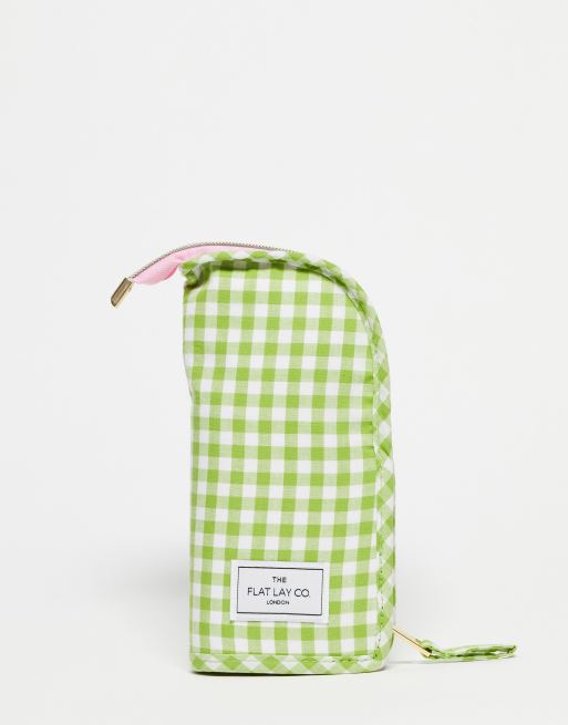 Funda para brochas de maquillaje a cuadros vichy verdes con diseño vertical exclusivo de The Flat Lay Co. x ASOS