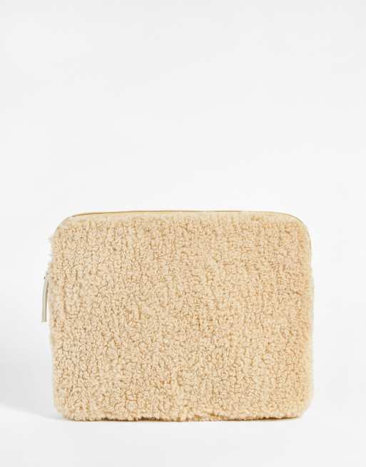 Funda para el portátil color crema de borreguito de Miss Selfridge 