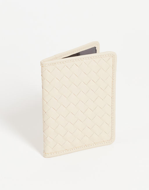 Funda para pasaporte color crema con diseño entretejido de cuero sintético de ASOS DESIGN