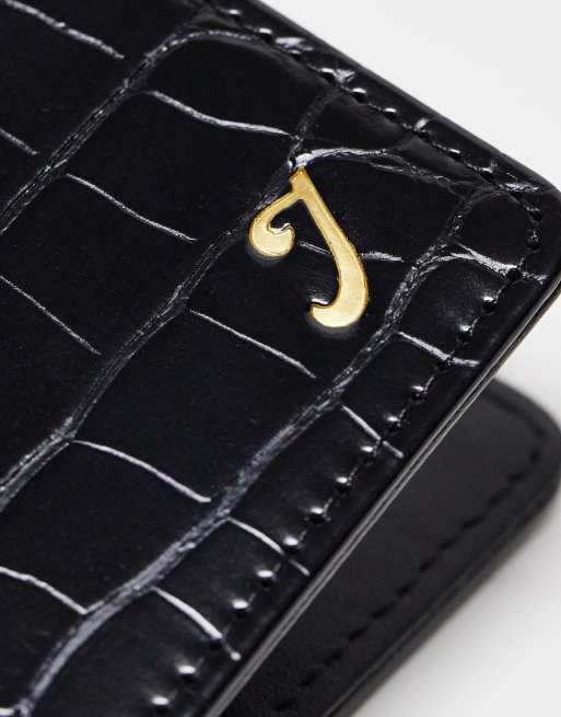 Funda para pasaporte negra efecto piel de cocodrilo con detalle de letra J de ASOS DESIGN, 2 de 4