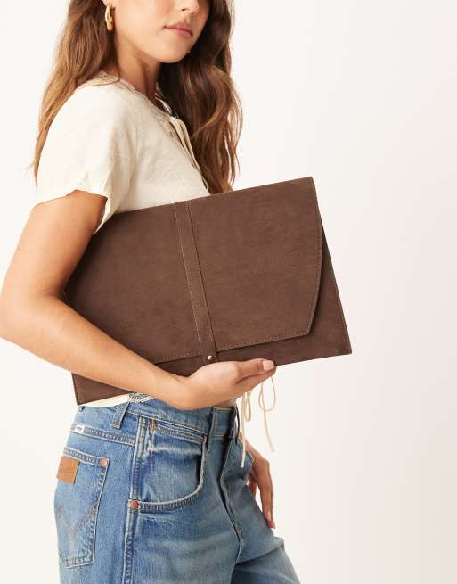 Funda para portátil marrón con diseño plegable con solapa de antelina de Gina Tricot
