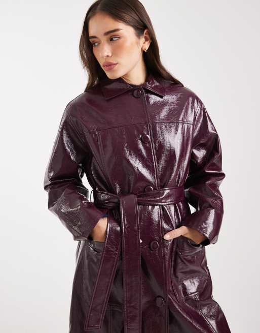 Gabardina color ciruela de cuero sintético efecto vinilo de Miss Selfridge, 2 de 4