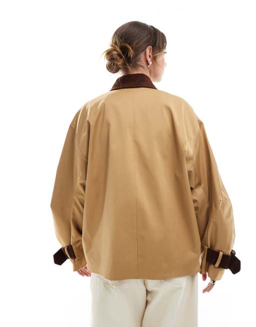 Gabardina color piedra con solapas y puños de pana de ASOS DESIGN, 4 de 4