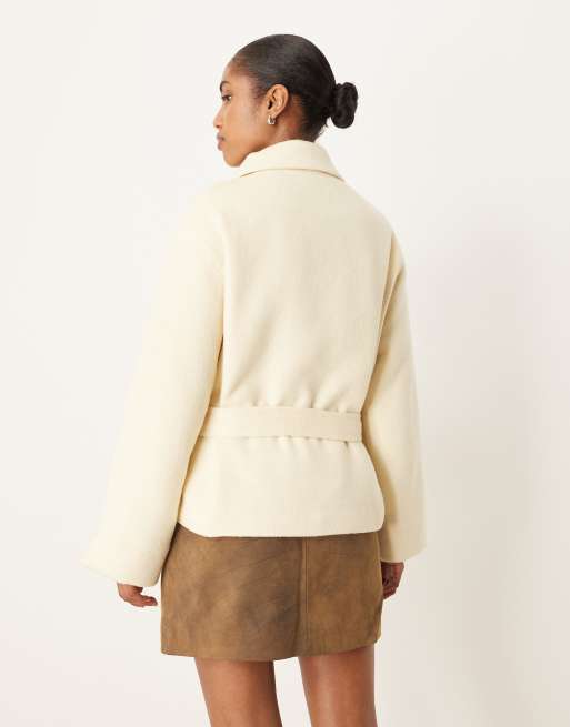 Gabardina corta amarillo crema con cinturón de mezcla de lana de ASOS DESIGN, 3 de 4