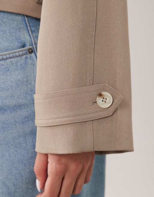 Gabardina corta beis arena con cinturón de Gina Tricot , 4 de 4