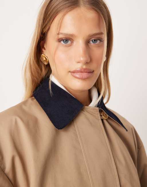 Gabardina corta beis con cuello de pana de AWARE, 3 de 4