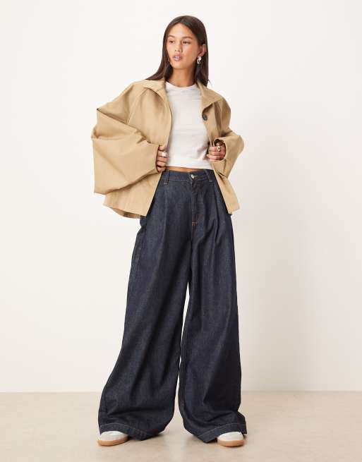 Gabardina corta beis estilo capa de Glamorous, 3 de 4