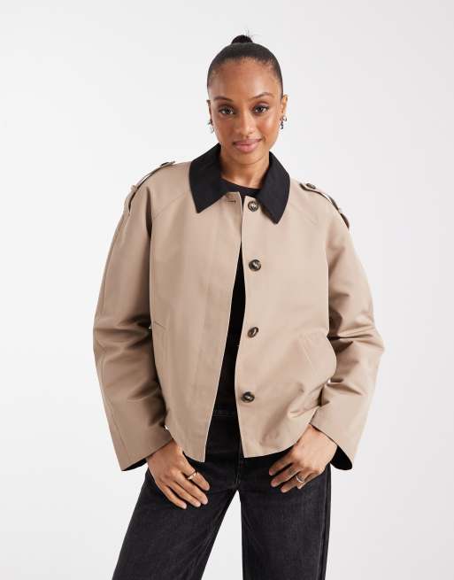 Gabardina corta color camel con diseño minimalista y solapas en contraste de Vero Moda Tall