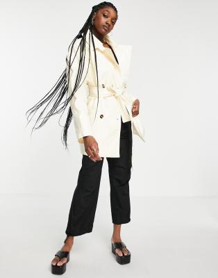 Gabardina corta color crema de charol Janis de Weekday