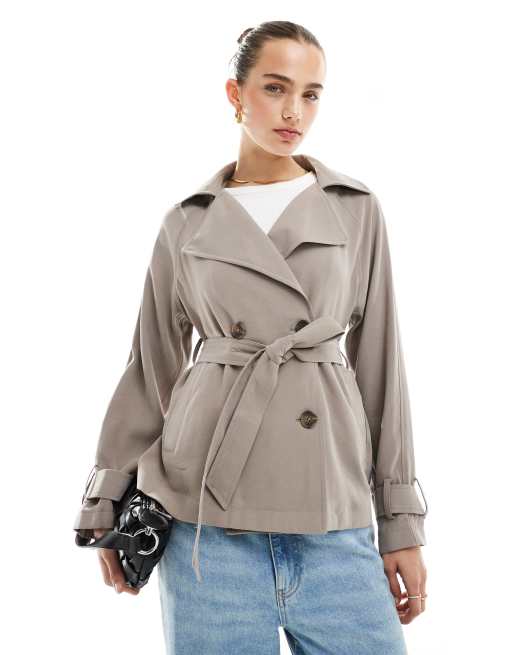 Gabardina corta color marrón grisáceo con lazada en la cintura de ASOS DESIGN