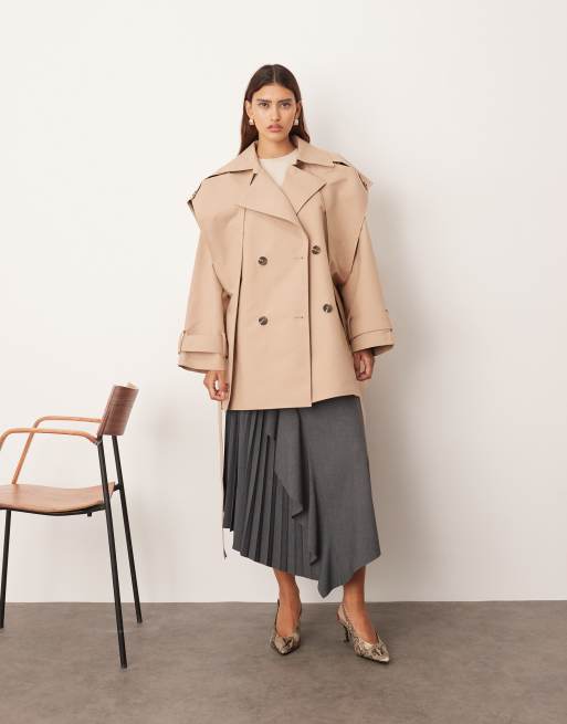 Gabardina corta color tostado con doble botonadura y detalle de capa de ARRANGE