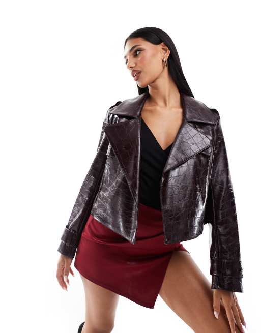 Gabardina corta color vino de cuero sintético de River Island