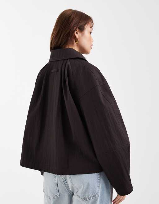 Gabardina corta marrón chocolate con detalle de pinzas de ASOS DESIGN Petite, 2 de 4
