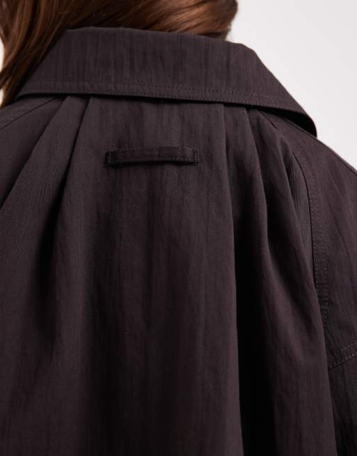 Gabardina corta marrón chocolate con detalle de pinzas de ASOS DESIGN Petite, 3 de 4