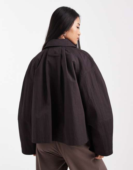 Gabardina corta marrón chocolate con detalle de pinzas de ASOS DESIGN, 4 de 4