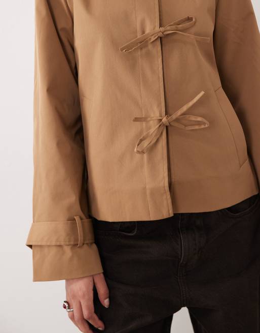Gabardina corta marrón coco tostado con lazada de VILA, 2 de 4