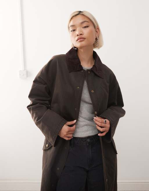 Gabardina larga marrón chocolate oscuro encerada con solapas de pana de Reclaimed Vintage , 2 de 4
