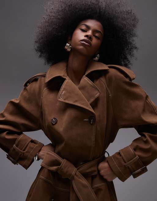 Gabardina larga marrón extragrande con pespuntes en contraste de antelina de Topshop, 3 de 4