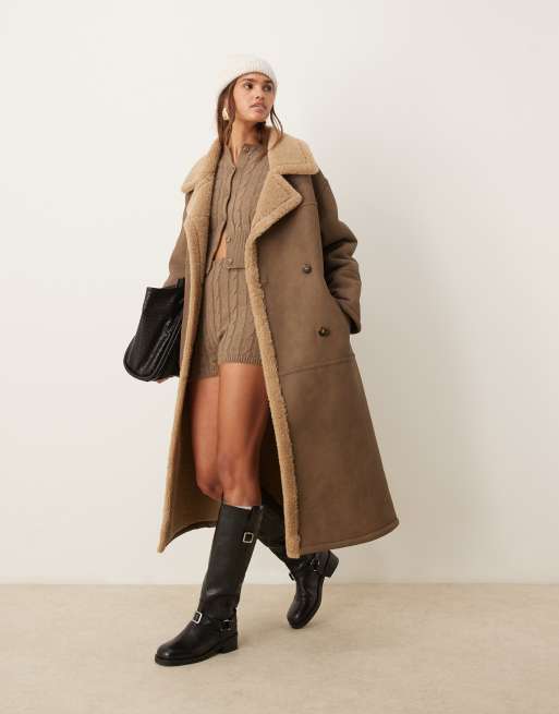 Gabardina larga marrón vintage con diseño reforzado de borreguito de ASOS DESIGN