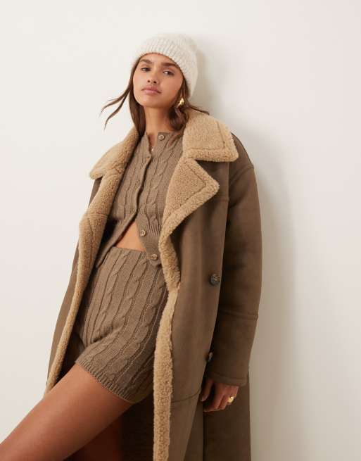 Gabardina larga marrón vintage con diseño reforzado de borreguito de ASOS DESIGN, 2 de 4