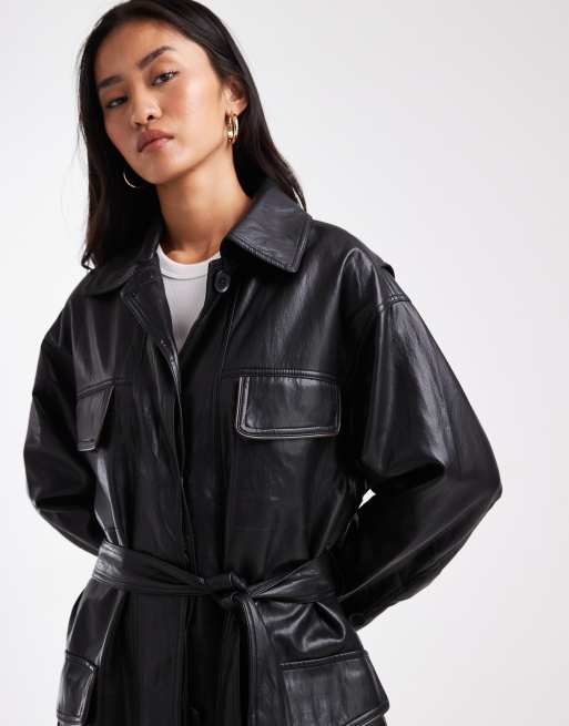 Gabardina larga negra de tejido efecto cuero con bolsillos en contraste de ASOS DESIGN, 4 de 4