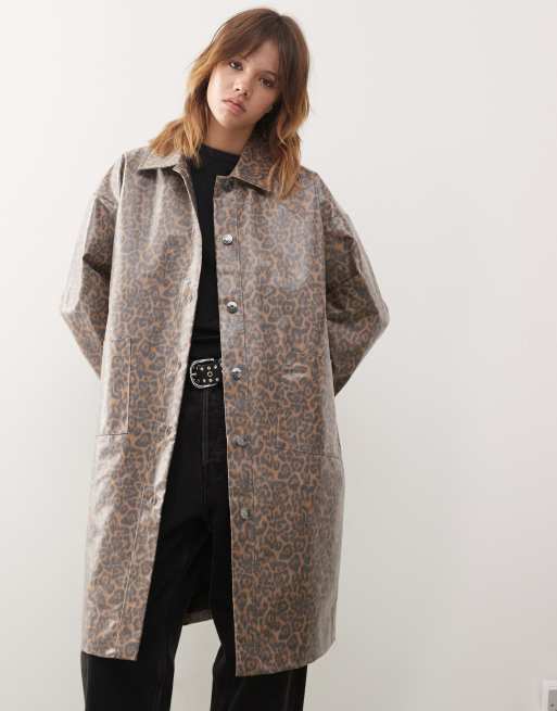 Gabardina ligera extragrande con estampado de leopardo de Noisy May