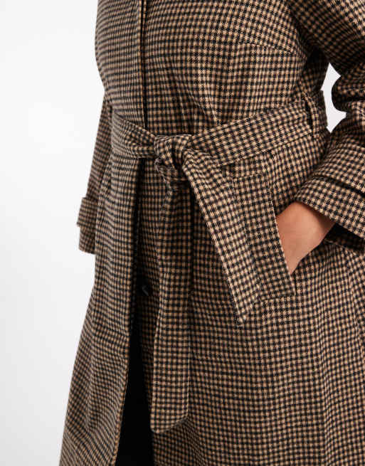Gabardina marrón a cuadros con cinturón de New Look Curve, 4 de 4