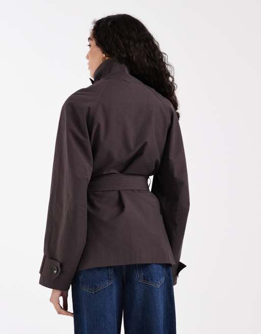 Gabardina marrón chocolate con cuello alzado y cinturón anudado de ASOS DESIGN Tall, 4 de 4