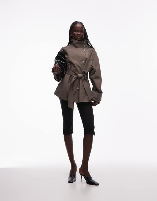 Gabardina marrón grisáceo con cuello alzado y cinturón anudado de ASOS DESIGN, 2 de 4