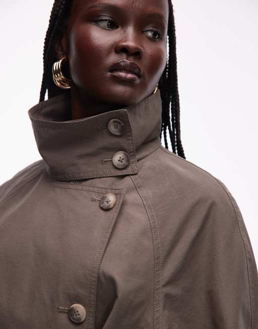 Gabardina marrón grisáceo con cuello alzado y cinturón anudado de ASOS DESIGN, 3 de 4