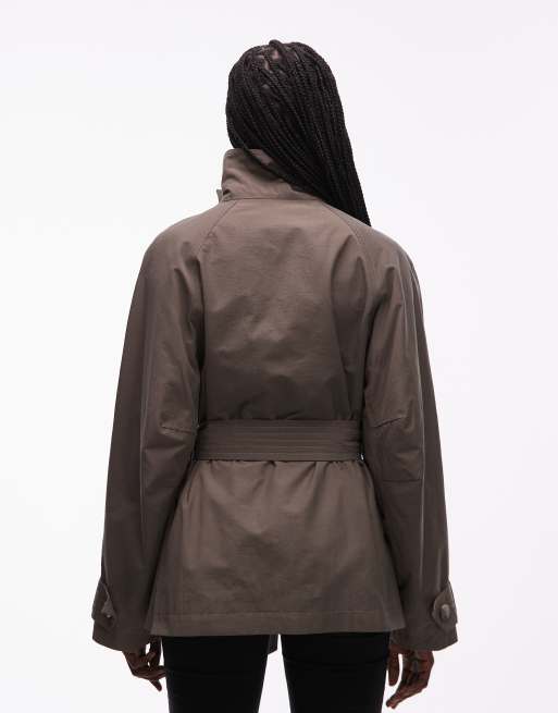 Gabardina marrón grisáceo con cuello alzado y cinturón anudado de ASOS DESIGN, 4 de 4