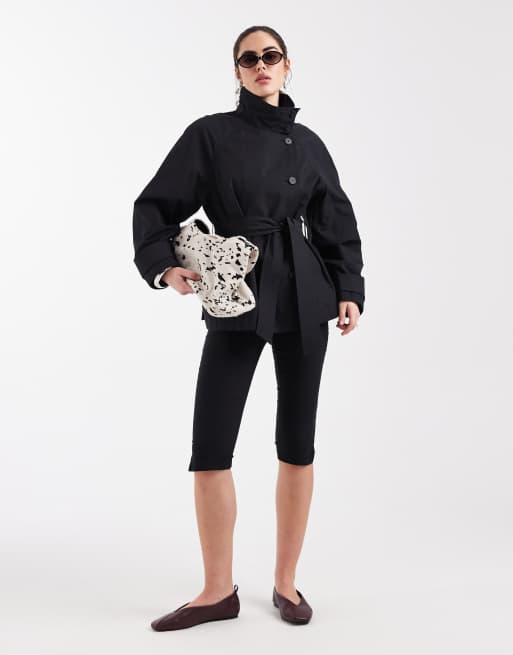 Gabardina negra con cuello alzado y cinturón anudado de ASOS DESIGN, 2 de 4