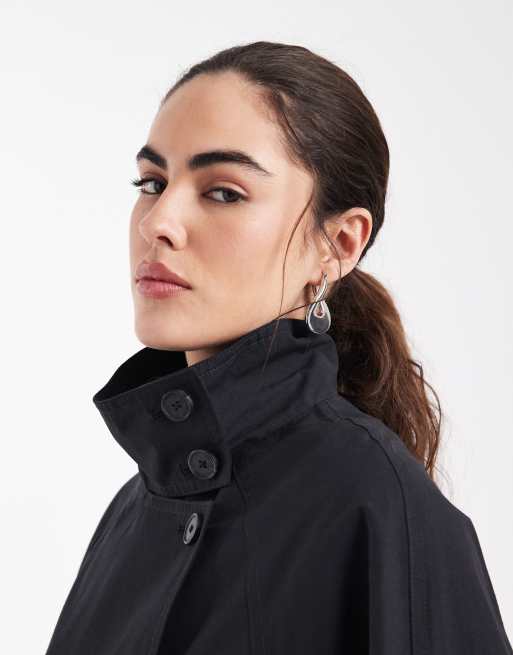 Gabardina negra con cuello alzado y cinturón anudado de ASOS DESIGN, 3 de 4