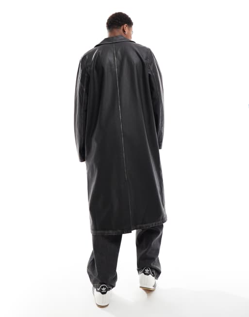 Gabardina negra extragrande con acabado desgastado de cuero sintético de ASOS DESIGN, 3 de 4
